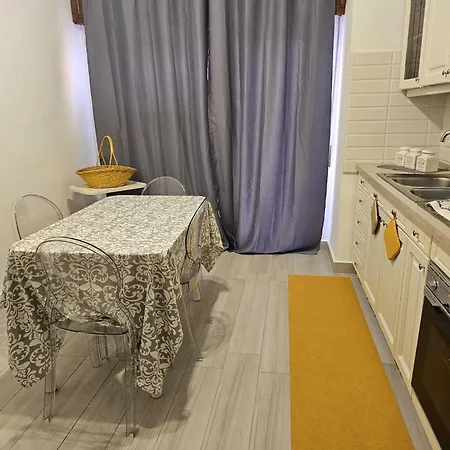 شقة Appartamento Prestigioso, Ristrutturato, 3 Balconi